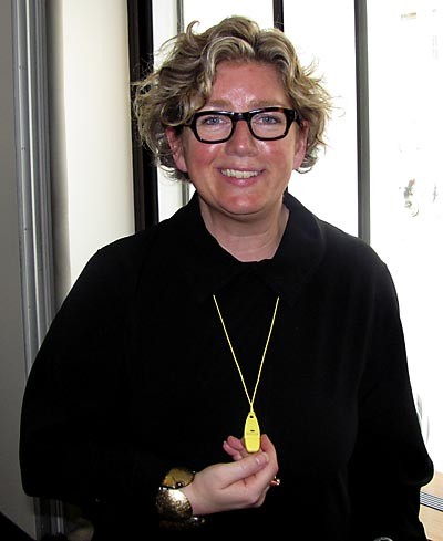 Morten Østergaard gav Charlotte Sahl-Madsen en gave fra butikken "Stilleben". Et smykke, der samtidig er et USB-stik. Samtidig understregede han, at butikkens navn bestemt ikke gør sig gældende for hende som person.