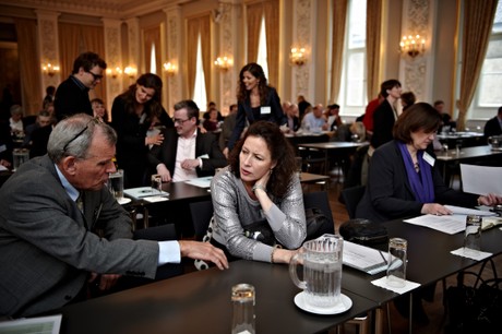 Interne drøftelser mellem nogle af de inviterede interessenter, Klaus Bock (tv) Charlotte Rønhof (th)
