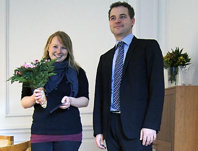 Lærerstuderende Lonnie Warren besøgte uddannelsesminister Morten Østergaard 10. januar, hvor hun fik overrakt blomster og gavekort til en iPad.