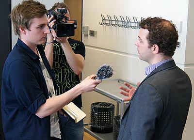 De studerende på DMJX arbejder meget praktisk med deres fag, og Morten Østergaard stillede op til interview med studerende på journalistuddannelsens tv-forløb.