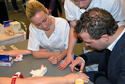 I Næstved fik Morten Østergaard et praktisk indblik i de fire sundhedsuddannelser og lærte at indføre nåle til blodprøver.