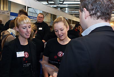Morten Østergaard taler med to studerende ved Københavns Universitets stand.