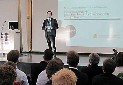 Uddannelsesminister Morten Østergaard holder tale foran en sal fyldt med idérige hoveder på DANSIC12.