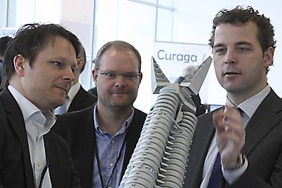 Morten Østergaard (til højre) får demonstreret FESTO's innovative robotarm, der er inspireret af en elefants snabel. Foto: Teknologisk Institut.