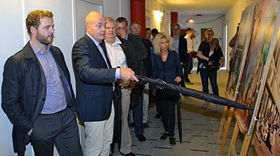 KEA's ressourcedirektør Jesper Rasmussen (med paraplyen) viser Morten Østergaard planerne for erhvervsakademiets nye campus, der er under opførelsen på Nørrebro.