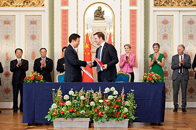 Uddannelsesminister Morten Østergaard og  Kinas ambassadør i Danmark, Li Ruiyu, ved underskrivelsen af ramme aftalen. 