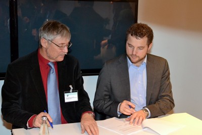 Uddannelsesminister Morten Østergaard underskriver udviklingskontrakt med bestyrelsesformand Bertel Johansen fra Maskinmesterskolen København.