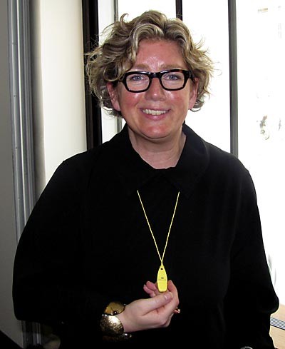 Morten Østergaard presented outgoing minister Charlotte Sahl-Madsen with a gift from the Stilleben shop – a necklace that also functioned as a USB key. He was quick to stress though that the name of the shop, which translates to "Still life" was not a reflection of Sahl-Madsen as a person.