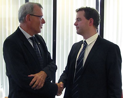 Klaus Bock (to the left), chairman of the Danish National Research Foundation, was one of the many attendees who greeted Morten Østergaard.