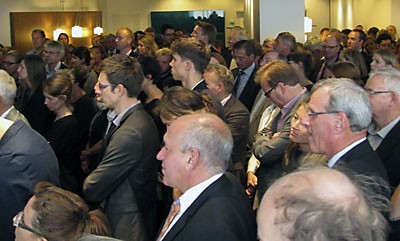 A considerable number of people crammed into the reception room in the ministry, standing shoulder to shoulder as they listened to the speeches of the former and new ministers and witnessed the exchange of gifts.