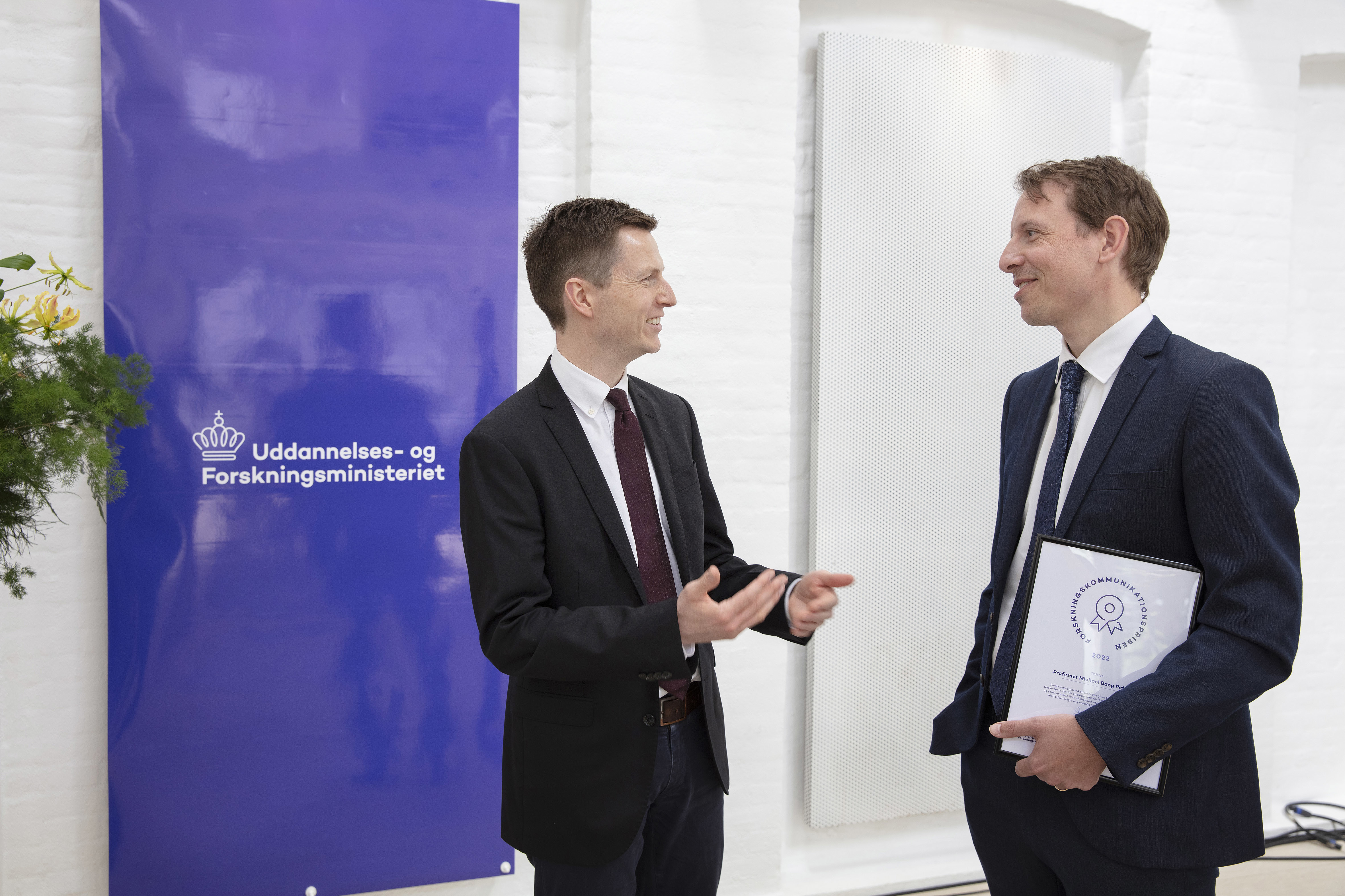 Jesper Petersen (Uddannelses- og forskningsminister) og Michael Bang Petersen (modtager af Forskningskommunikationsprisen 2022). Foto: Søren Kjeldgaard