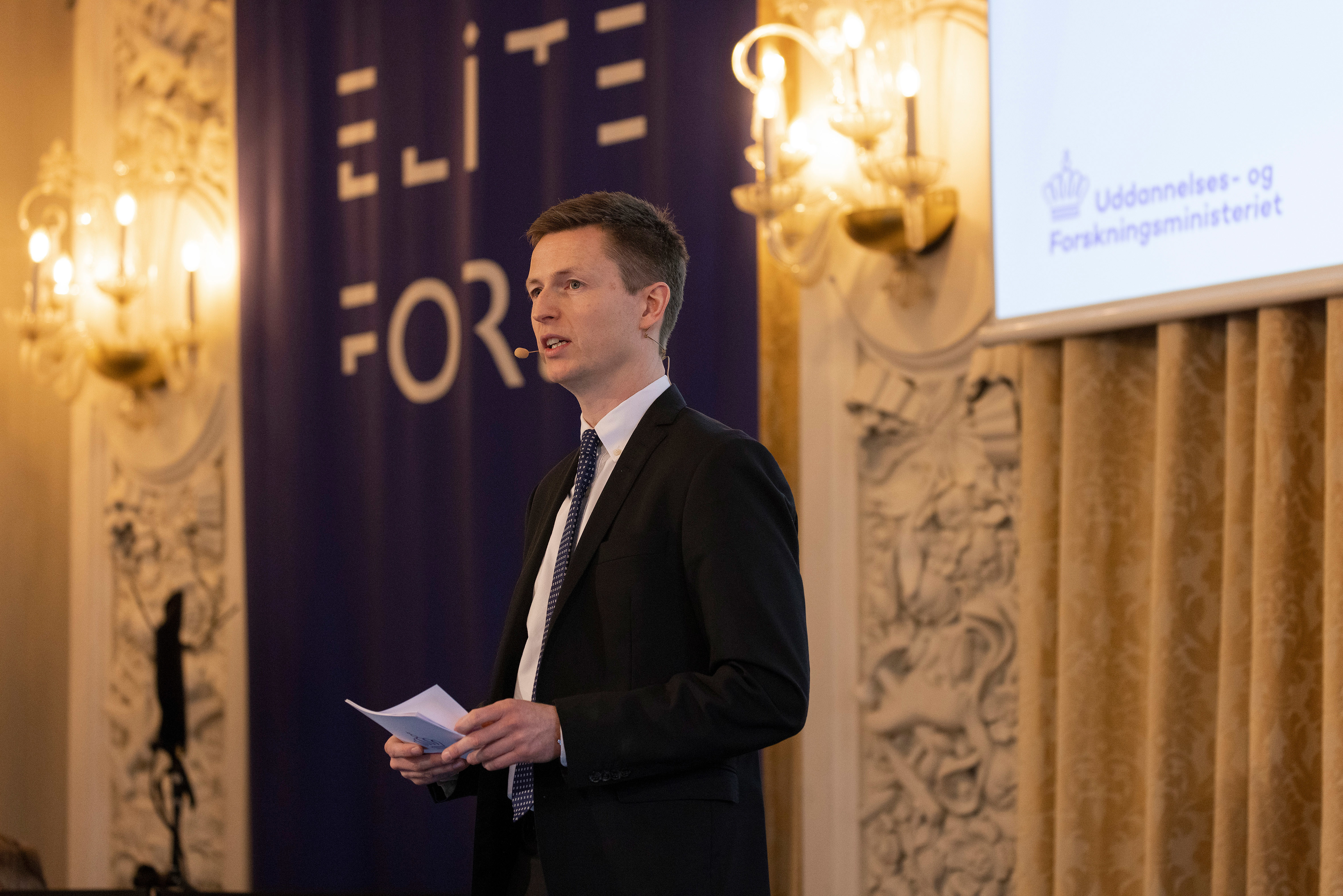 Uddannelses- og forskningsminister Jesper Petersen holder sin tale ved EliteForsk-prisuddelingen 2022 (Foto: Søren Kjeldgaard)