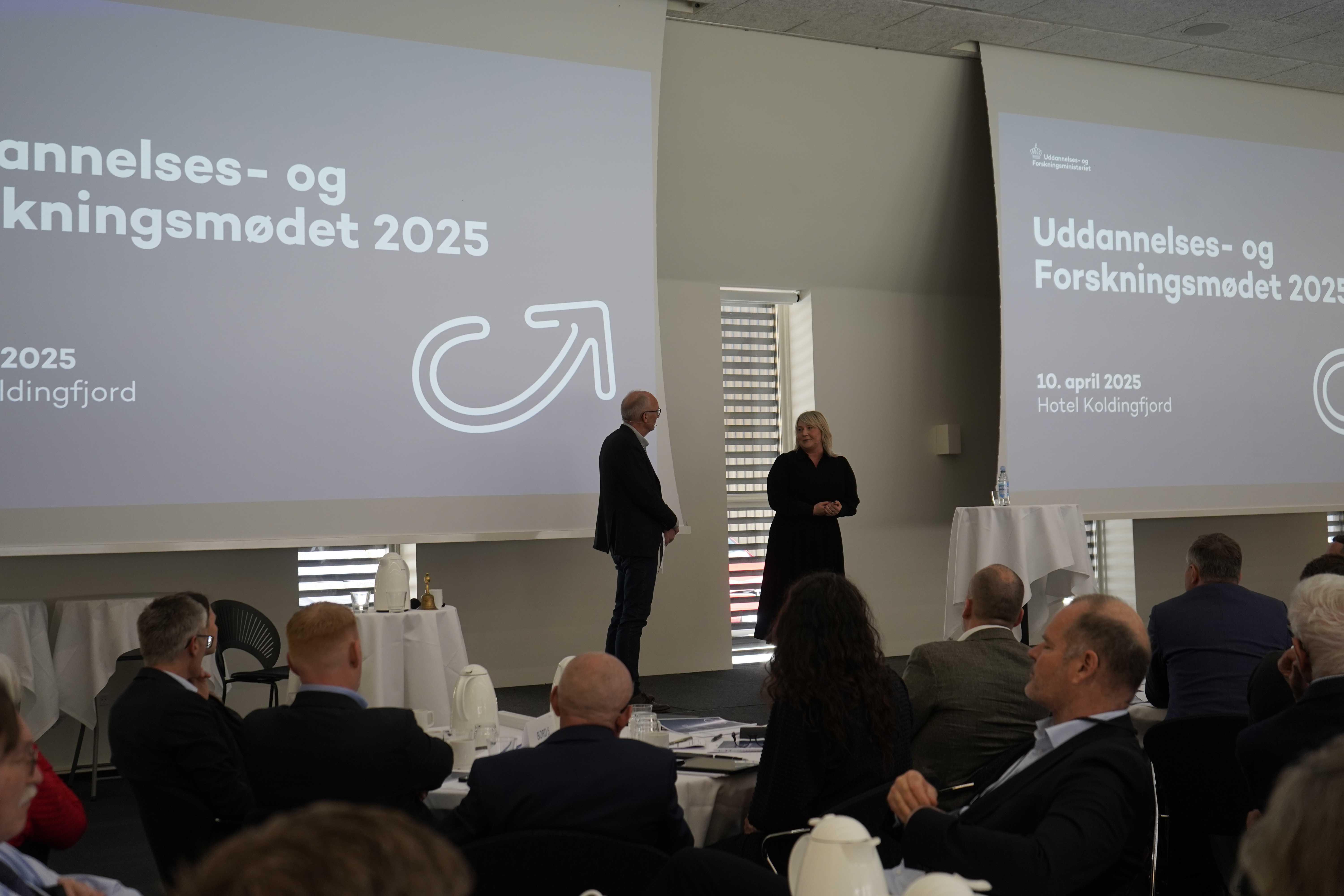 Uddannelses- og forskningsminister Christina Egelund byder velkommen til Uddannelses- og Forskningsmødet 2025 sammen med moderator Niels Krause-Kjær
