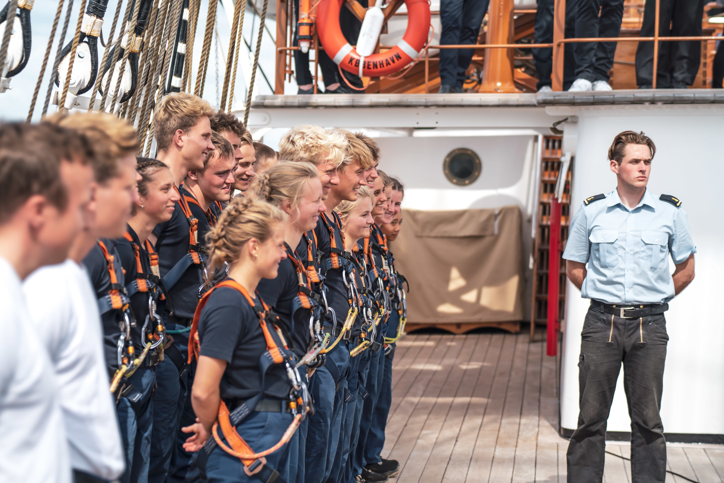 Eleverne på Skoleskibet Danmark lytter til Ane Halsboe-Jørgensens tale