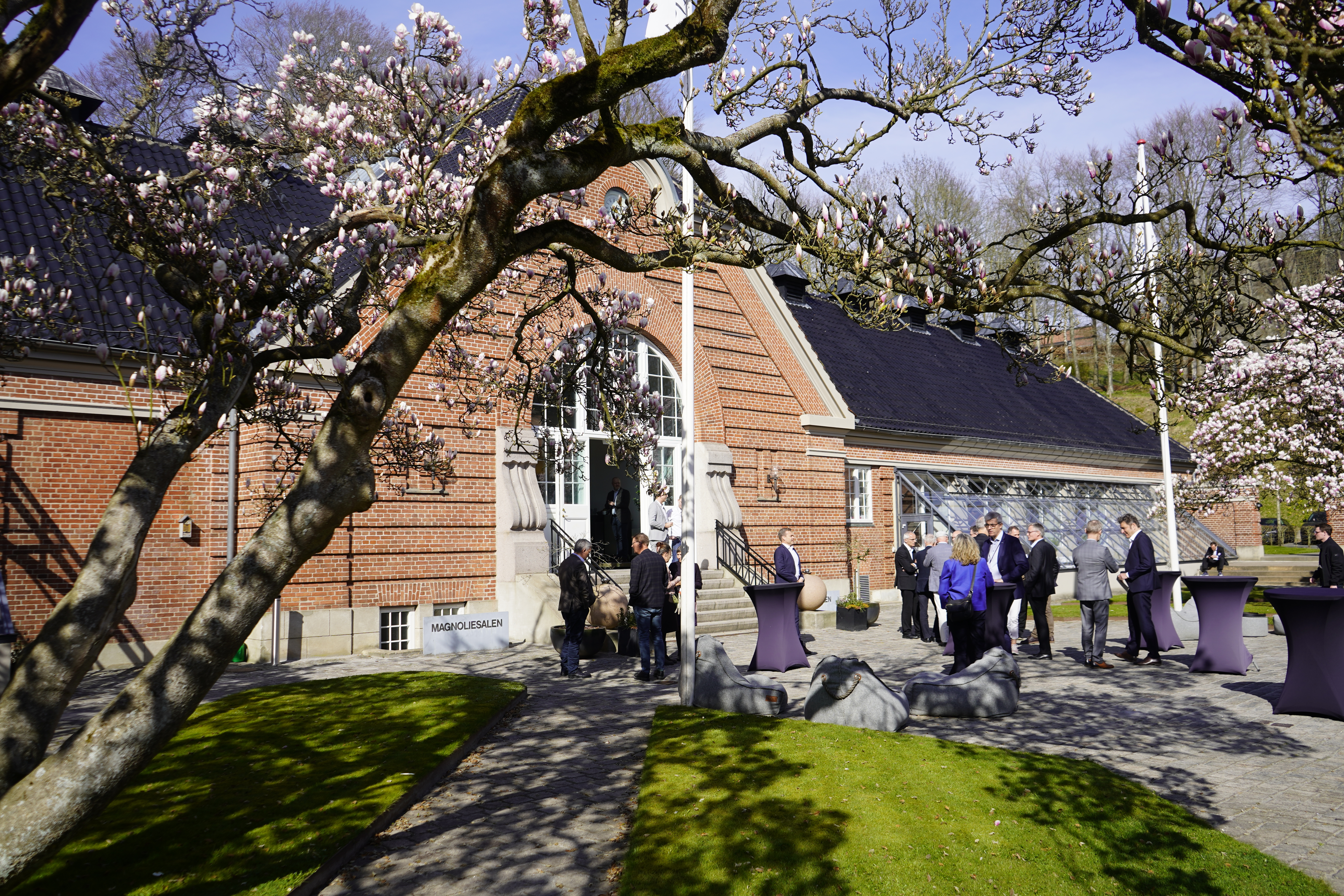 Deltagerne ved årets Uddannelses- og Forskningsmøde nyder en pause i forårsvejret på Hotel Koldingfjord.