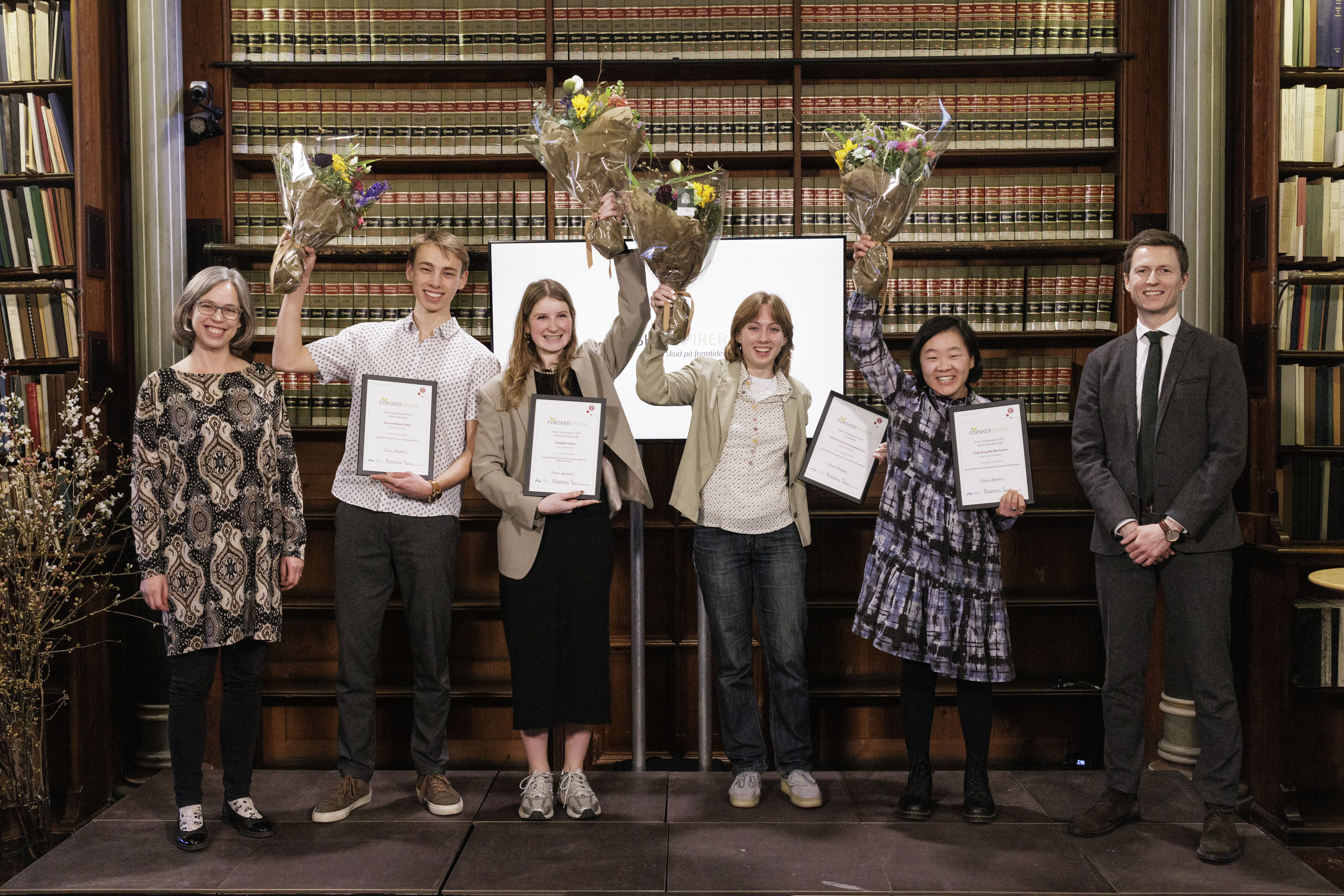 Modtagerne af Forskerspirer-priserne 2021 flankeret af Bente Merete Stallknecht (Prorektor på Københavns Universitet) og Jesper Petersen (Uddannelses- og forskningsminister). Foto: Nikolai Linares