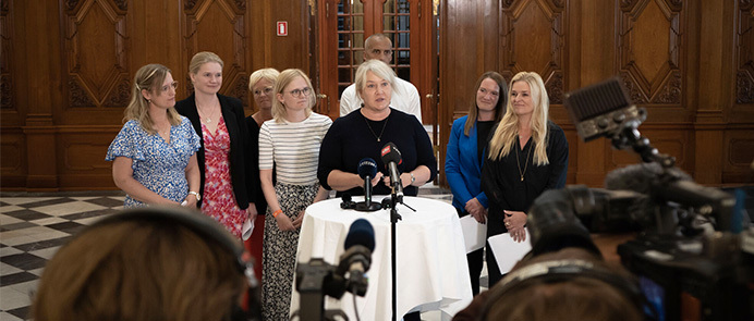 Uddannelses- og forskningsministeren præsenterer aftalen sammen med forligspartierne