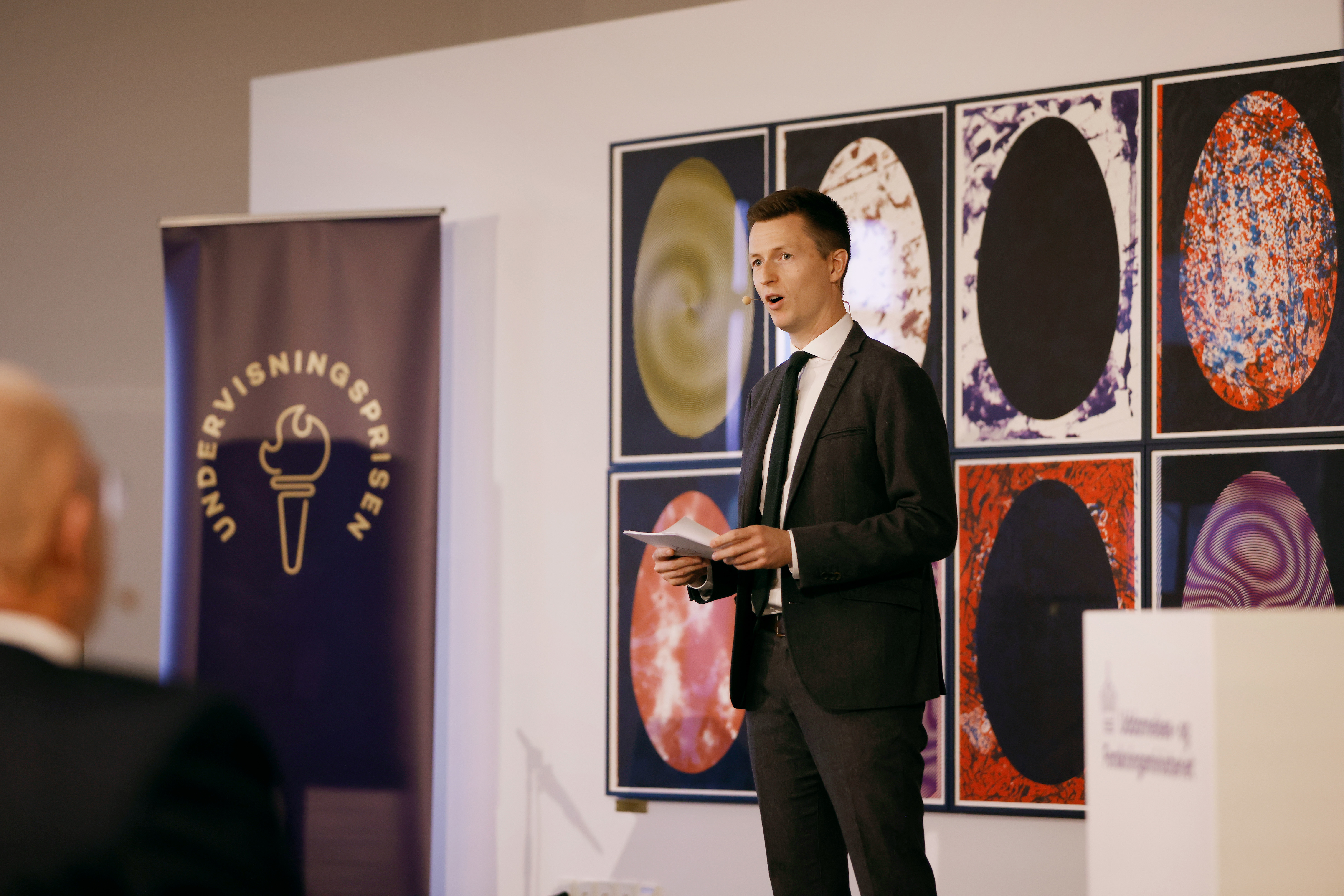 Uddannelses- og forskningsminister Jesper Petersen holder tale ved overrækkelsen af Undervisningsprisen 2021. Foto: Søren Kjeldgaard.