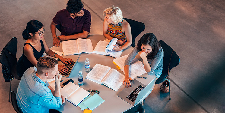 Studerende sidder omkring et bord