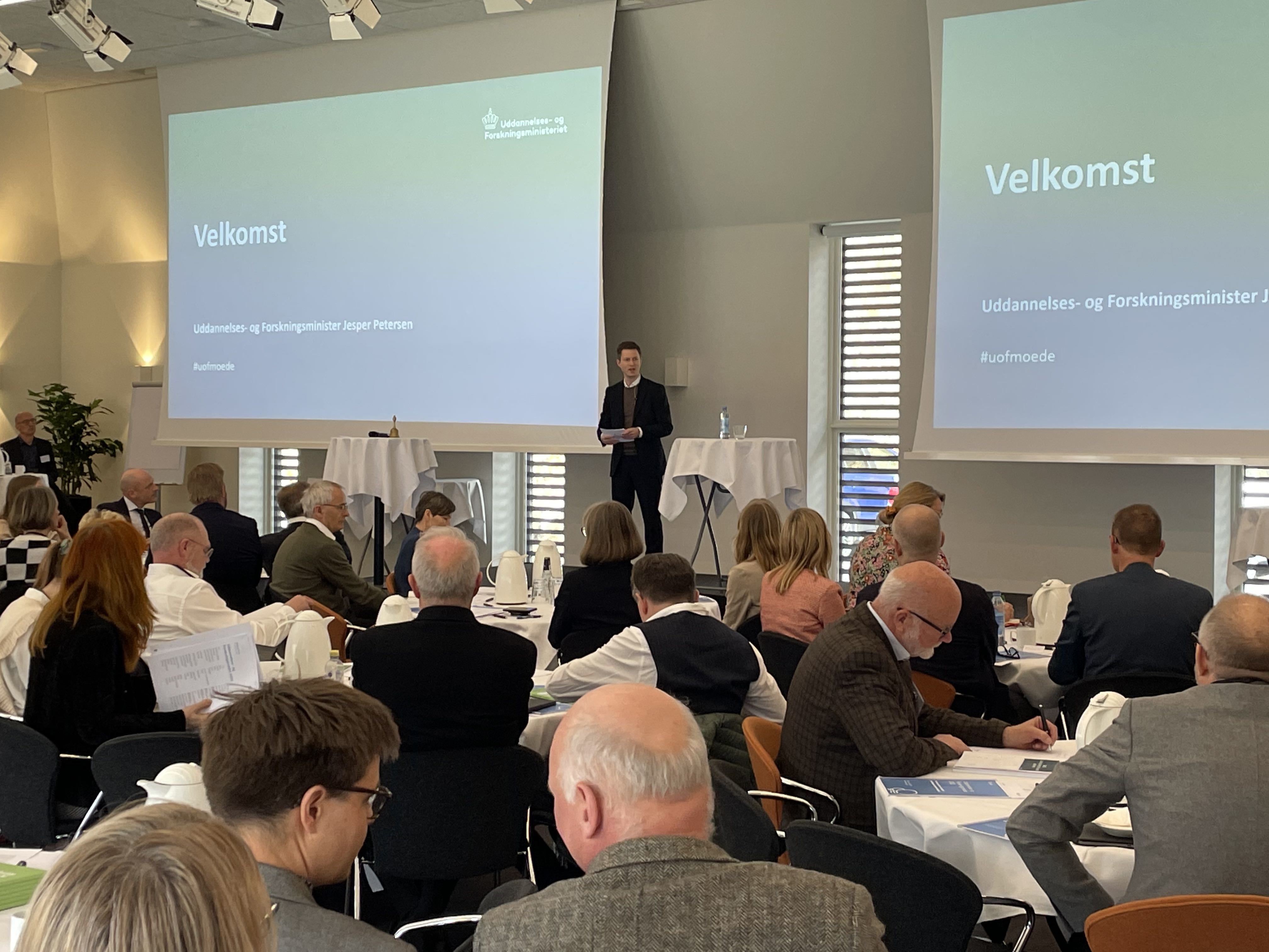 Jesper Petersen holder velkomsttale til Uddannelses- og Forskningsmødet 2022. 